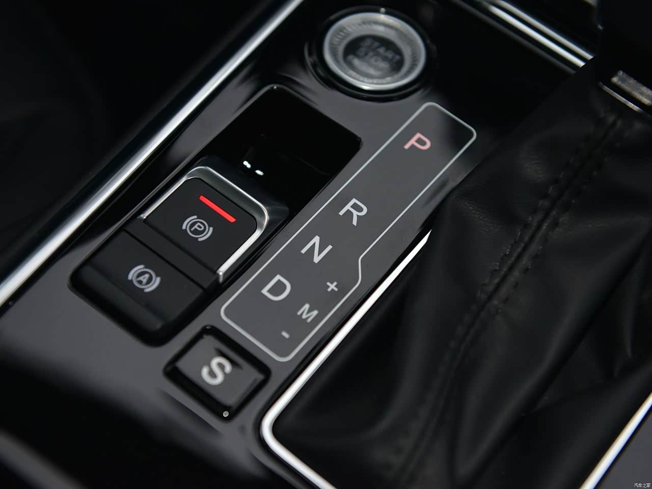 旋钮式换挡更显众泰汽车的科技感