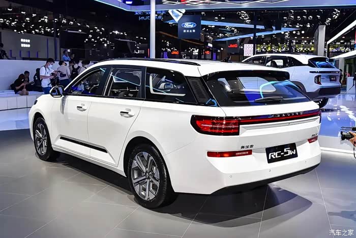 新宝骏rc5w是一款比较实惠的旅行车