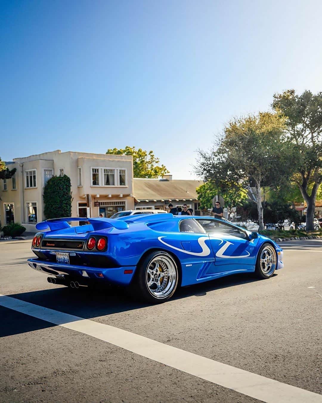 采用特殊蒙特利蓝色涂漆的兰博基尼diablo sv!