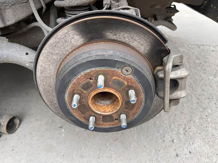 车友会之用车日常检查刹车片磨损情况