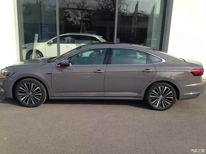 请问谁有19款帕萨特晶钻灰颜色外观的图片,谢谢!