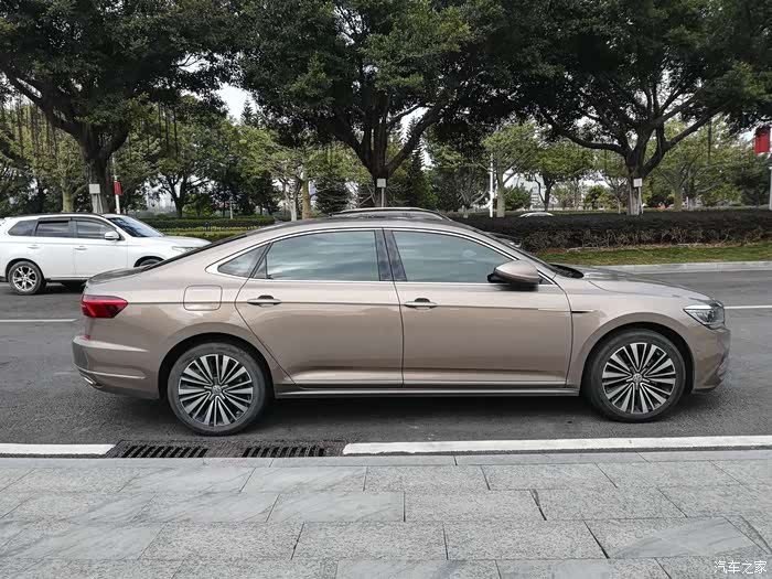 帕萨特香槟金实拍