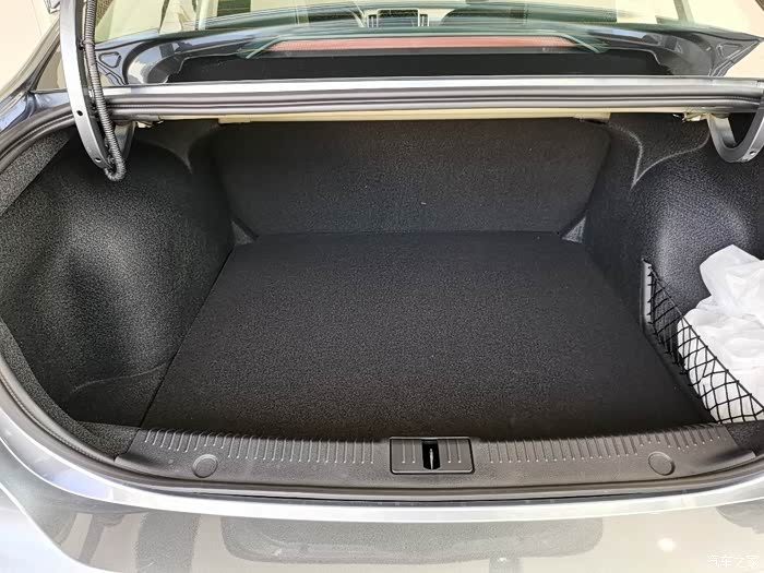 后备箱真的超级大耶,对我来说足够大了,放2-3个行李箱搓搓有余的.