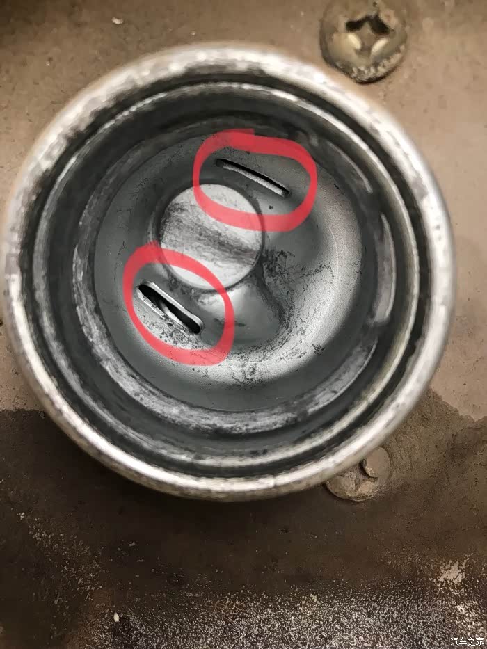 qq3油箱加油口的两个小孔是什么作用?通到哪里?