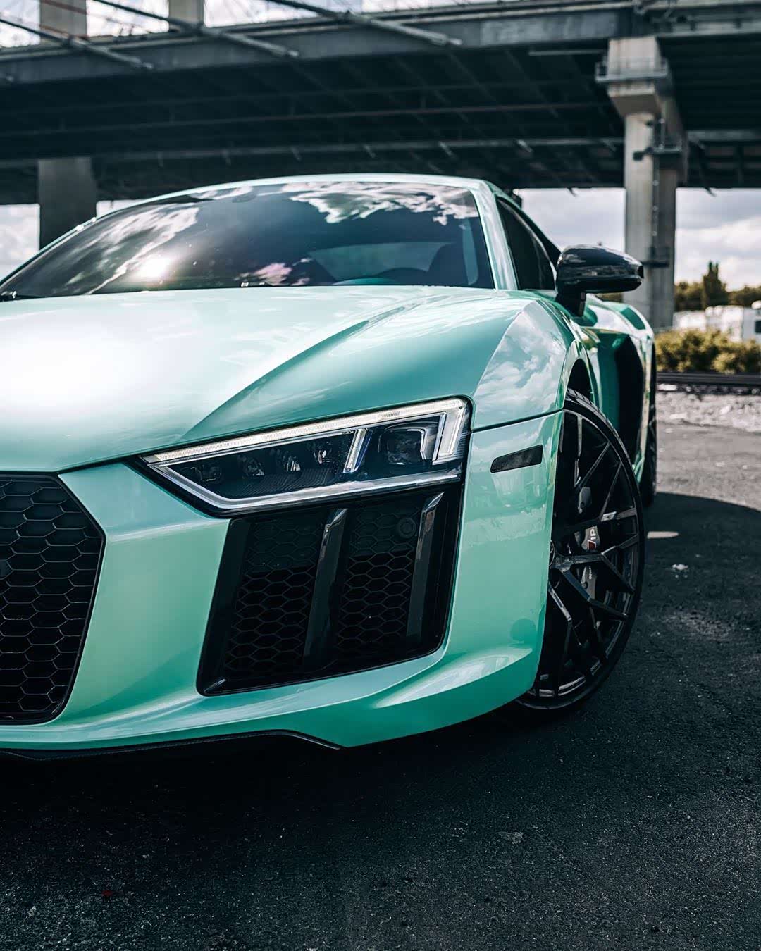 奥迪r8v10plus薄荷绿和这个夏天很配