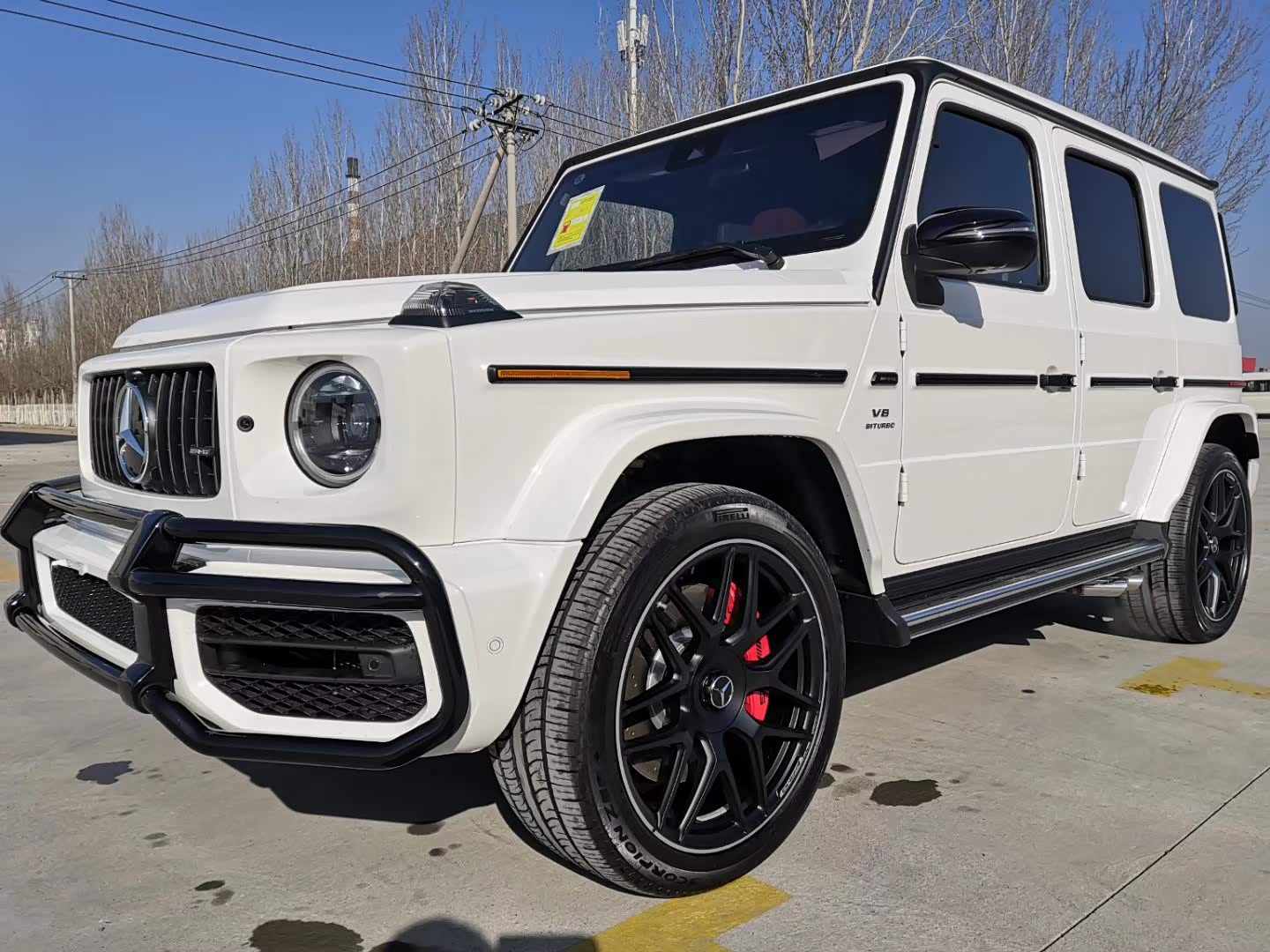 白色车身的奔驰大g显得非常优雅