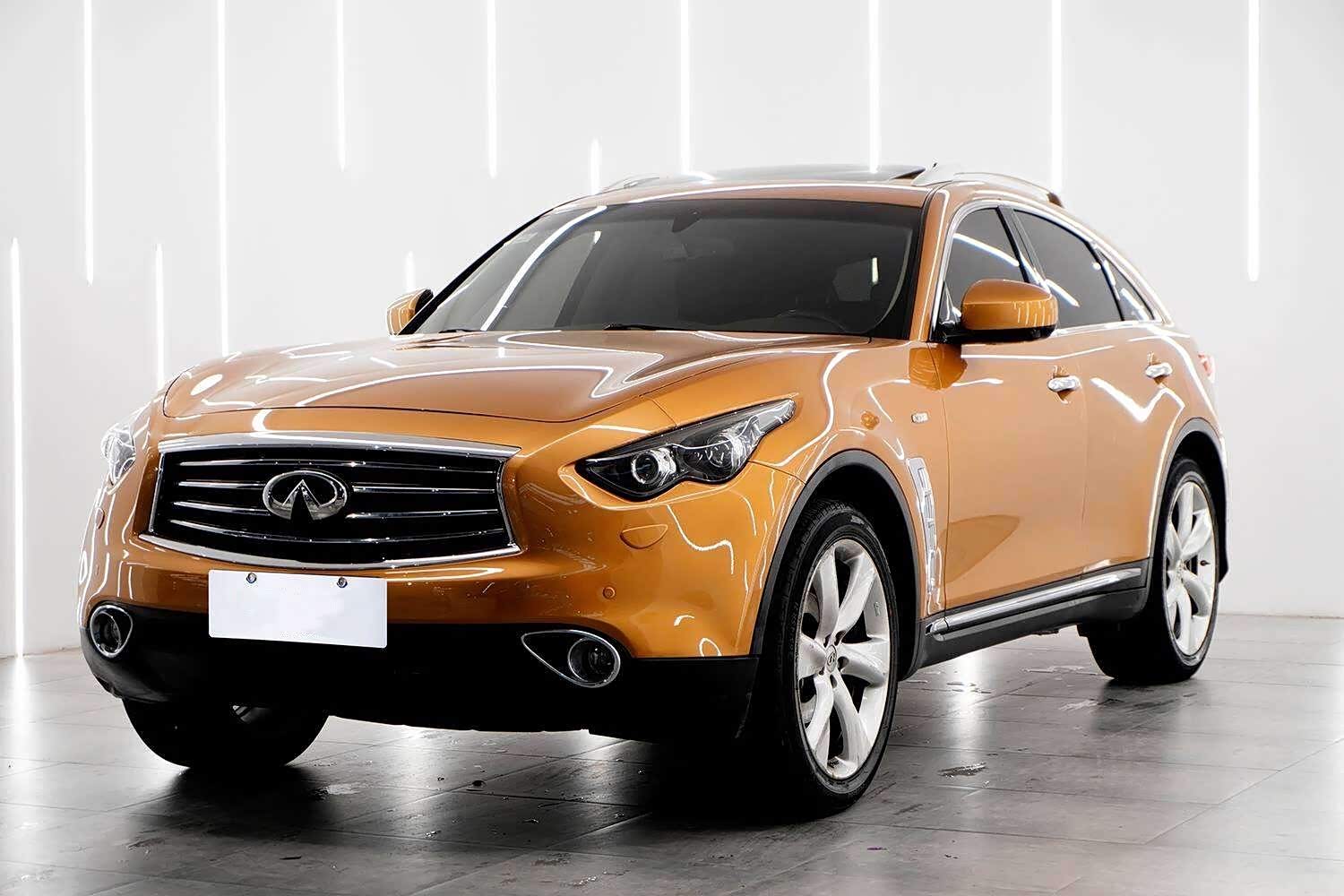 金黄色的车身让英菲尼迪倍显尊贵