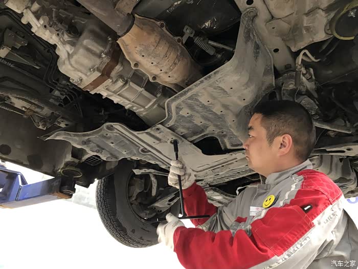 出05年进口丰田海狮h200 (中规大贸,2.7手动档,10座黄牌)