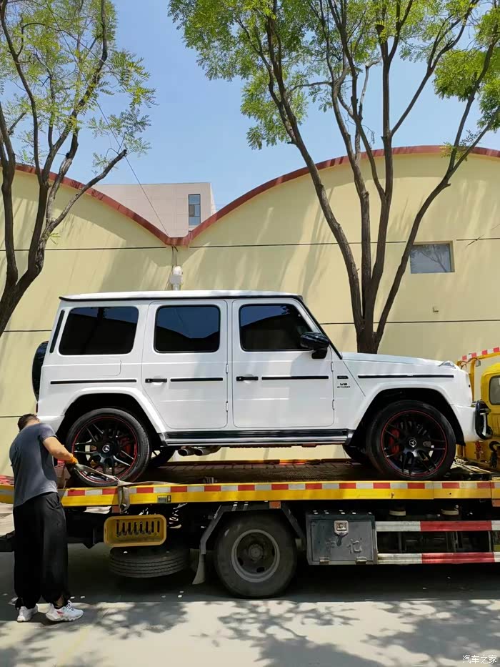 白色奔驰g63简简单单小改一下再来套哑光车衣拖车发走