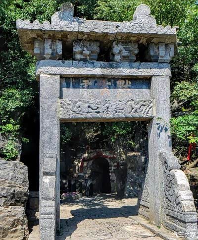 又由于语言不通 达摩便只身来到 嵩山 五乳峰前的石洞内 面对石壁