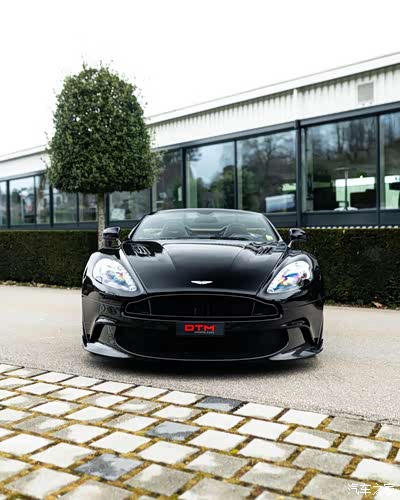 这款黑色的阿斯顿马丁,给人一种沉稳大气的感觉,那尾部很有性感