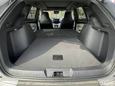 后备箱的空间容积很大,开口很大,装东西特别方便.