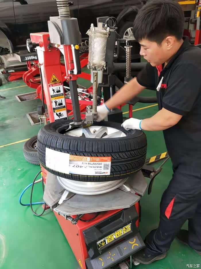 再给"小腾"换轮胎