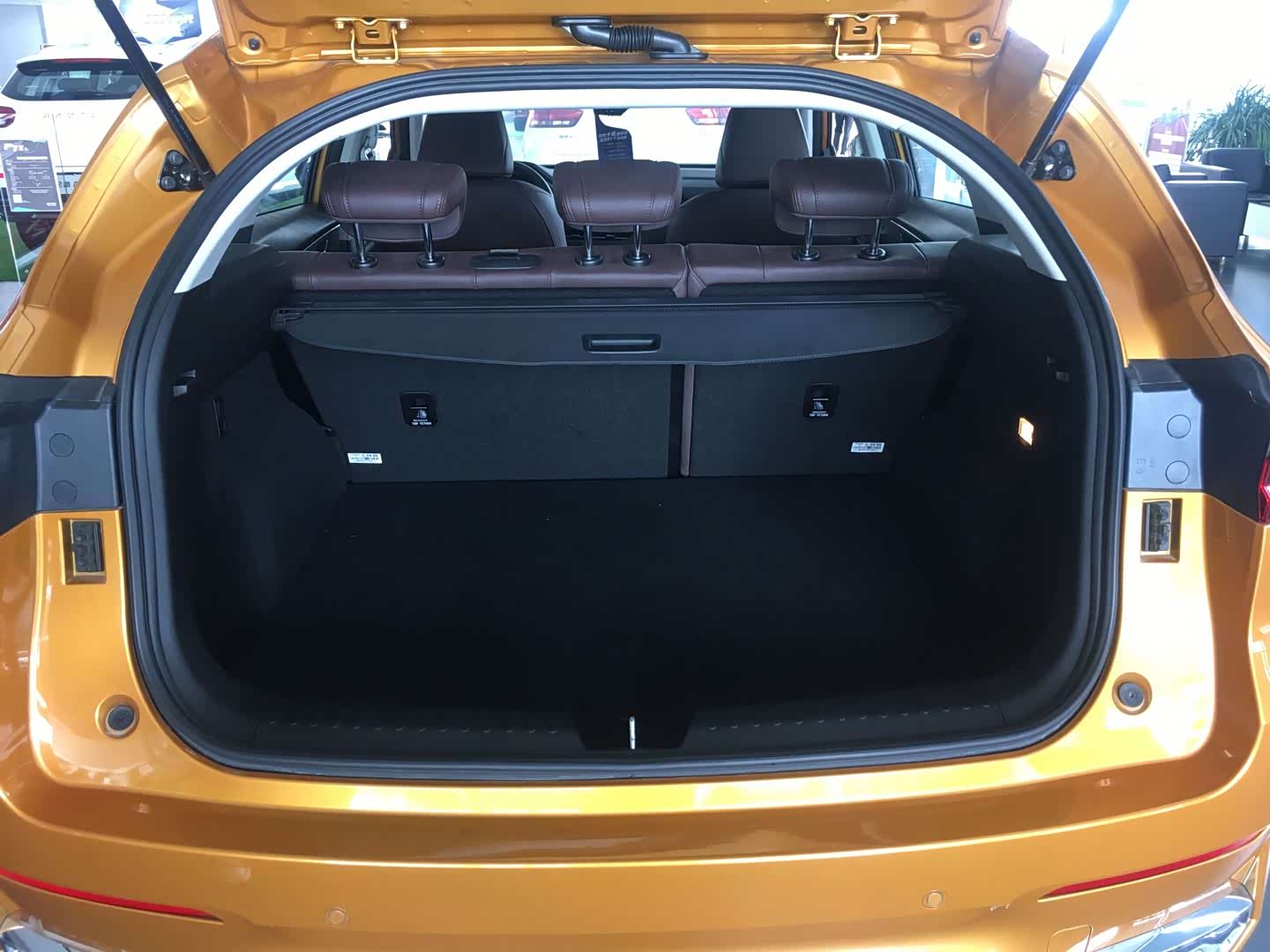 后备箱空间还挺能摆东西