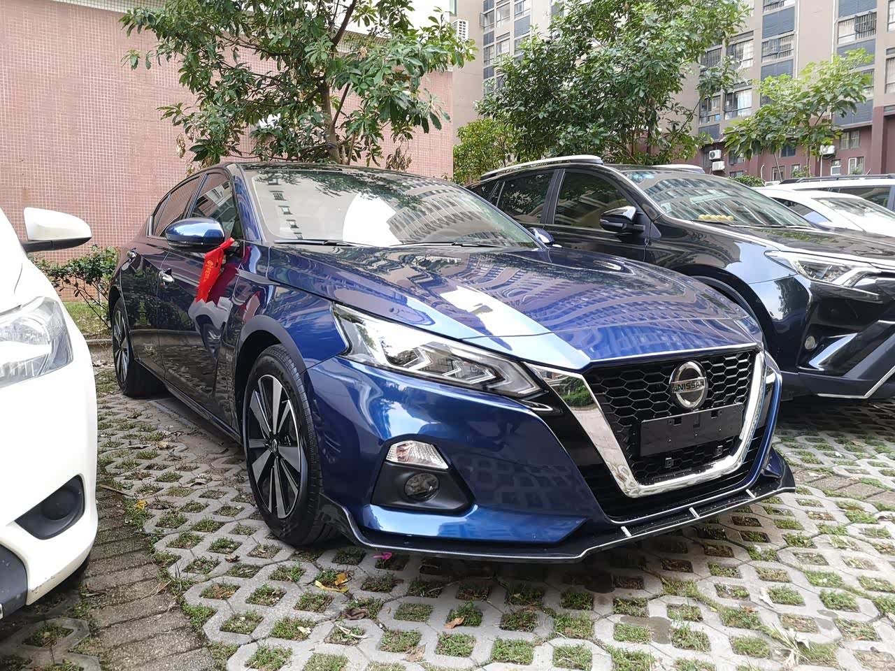 日产天籁这车身颜色搭配的真不错.还有大屏导航.