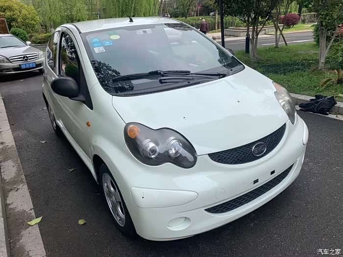 比亚迪f0看起来精致优雅的外型设计令人感到很温馨