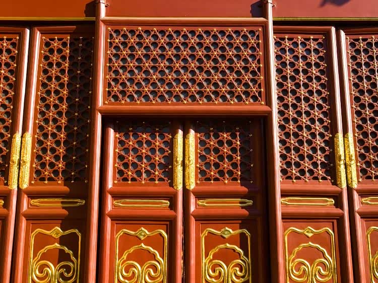 太和殿又称金銮殿,象征至高无上的皇权