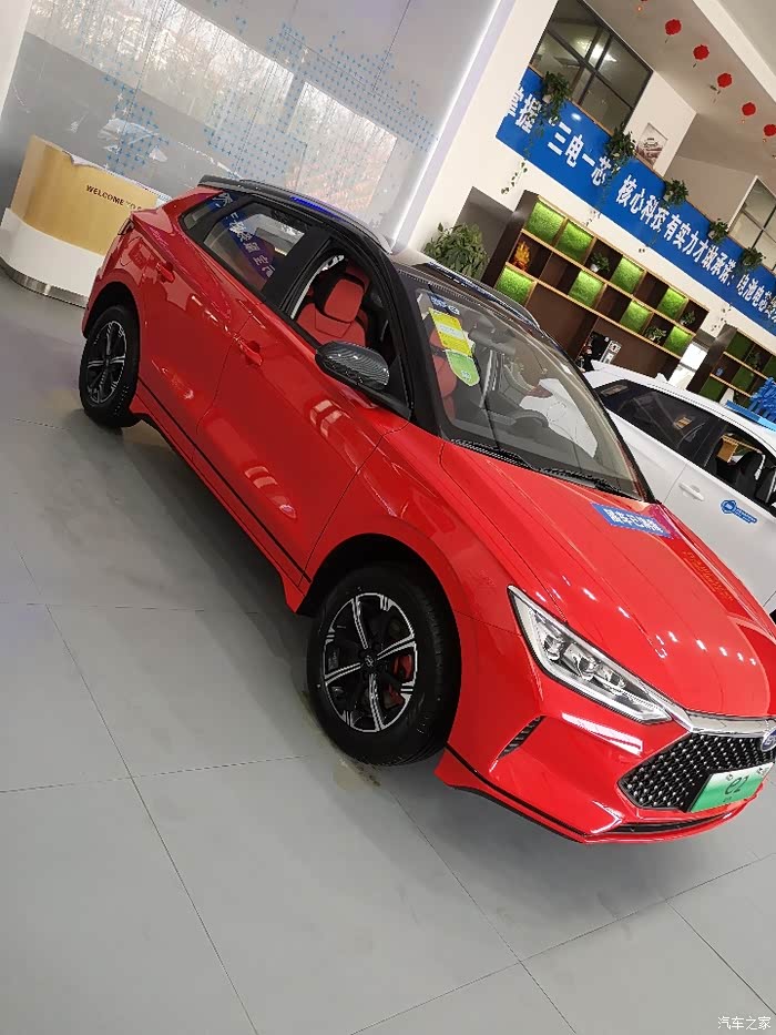 e2的红色双拼接,颜色爆到美!小迪妹需要鼓励呐