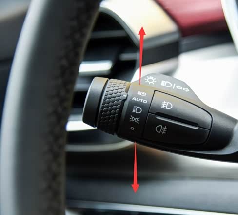 1,汽车的常用灯光有前照灯,雾灯和转向灯,那么像吉利缤越上这些灯光