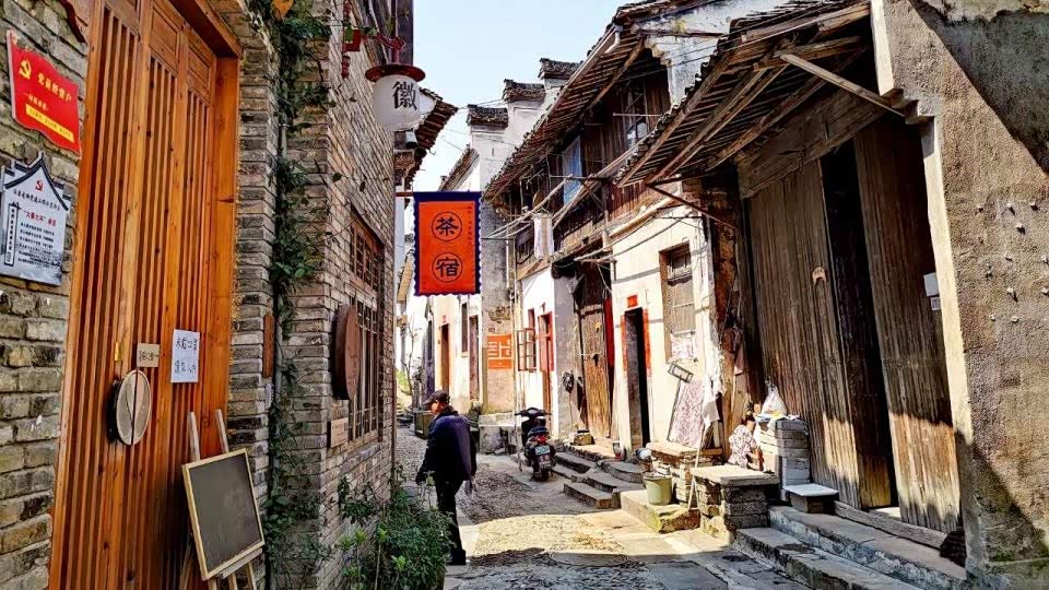 安徽省黄山市歙县的渔梁古镇是依练江而建