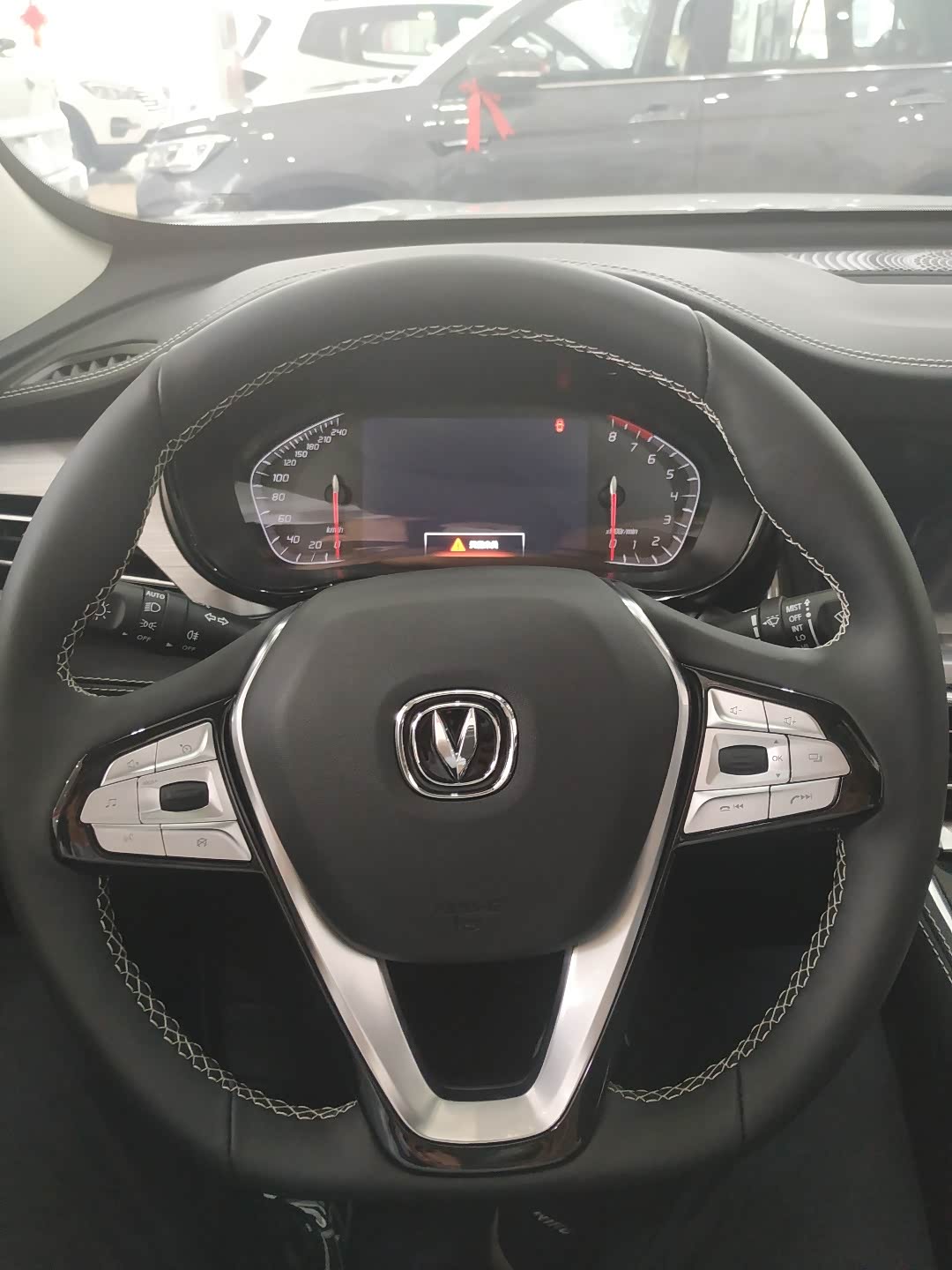 回复: 0 长安cs85 coupe论坛 去4s店看长安cs85 车尾也帅 赛车方向盘