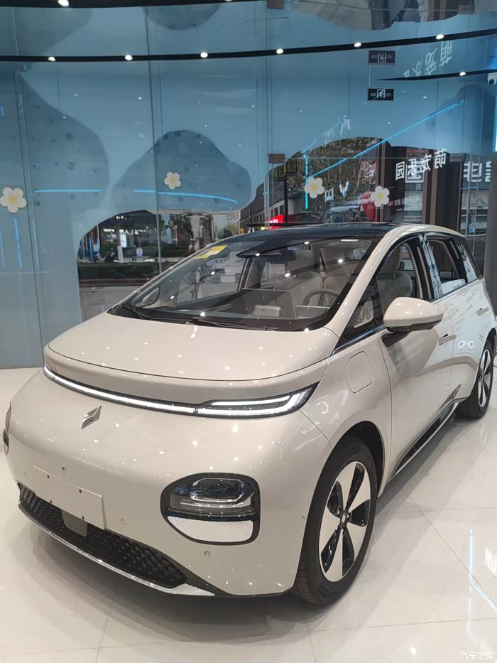 作为一款中型suv宝骏云朵460max灵犀版在外观设计内