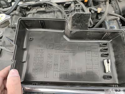 求马自达5保险盒中文图解