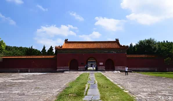 因为四周高墙封闭,所以当地人又称为皇城,是明代嘉靖皇帝朱厚熜的生父
