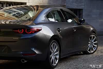 马自达海鸥式车标悬浮于黑色中网之上,很气派.