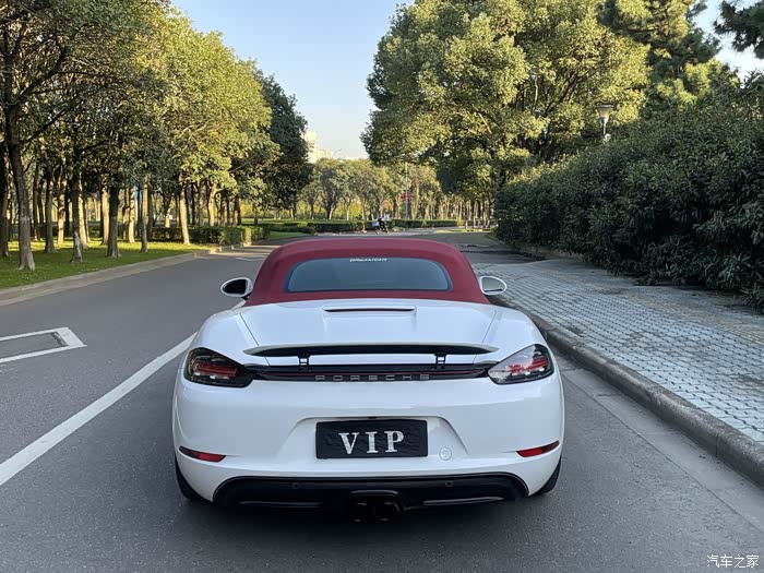 出粮17年的保时捷718敞篷白红红配色