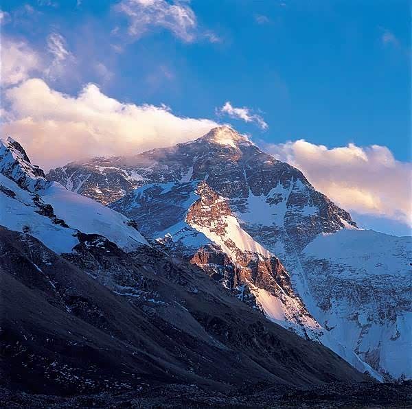 珠穆朗玛峰,是喜马拉雅山脉主峰,地球第一高峰