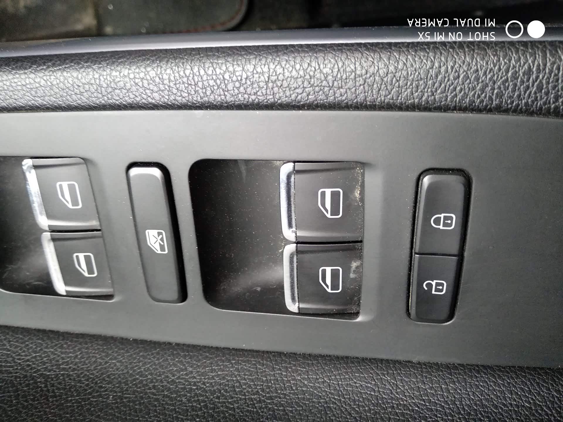 左下角按键可以开后备箱