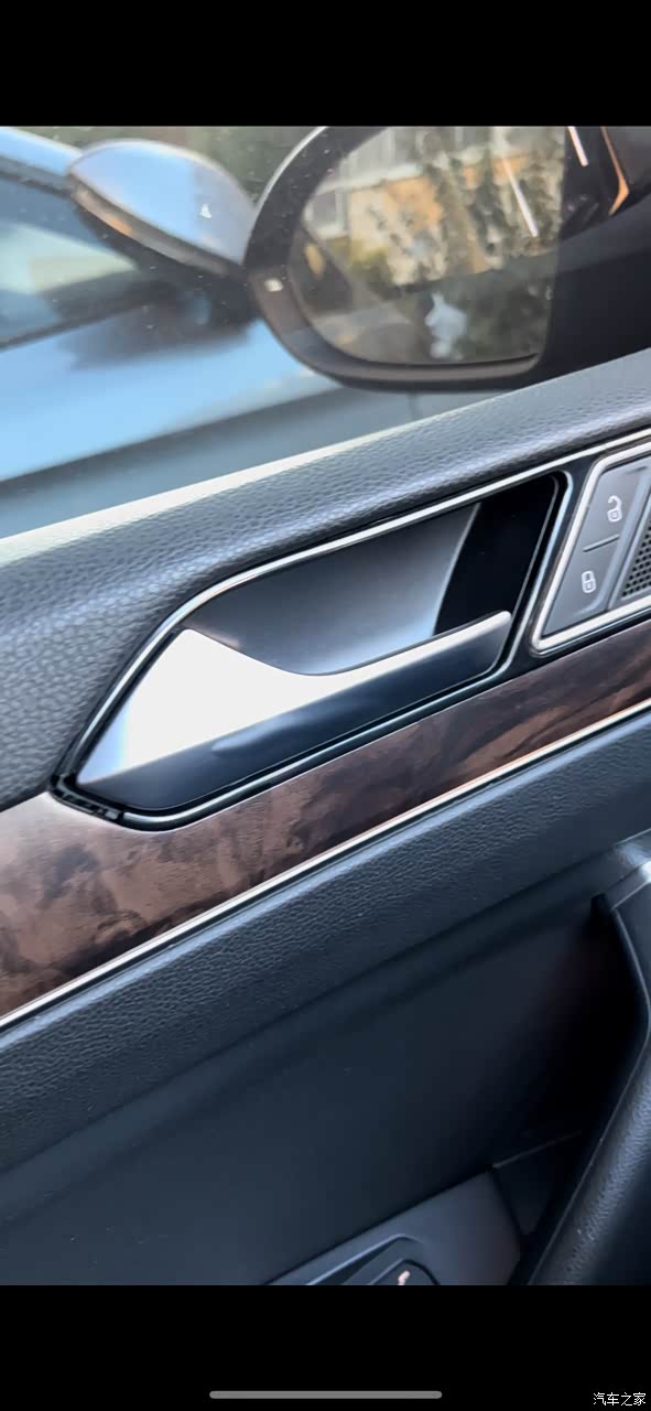 内饰老化严重,四个门把手开裂,脱落,鼓包现象