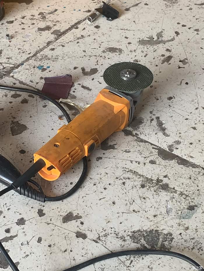 二排座椅限位器整改作业