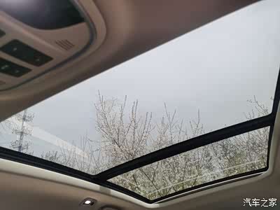 全景天窗坐在车里仰望车顶看见蓝天还有白云