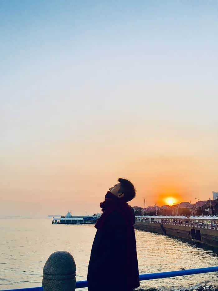 看看,大家是不是很熟悉.我这剪刀手仰望天空的姿势可还行.