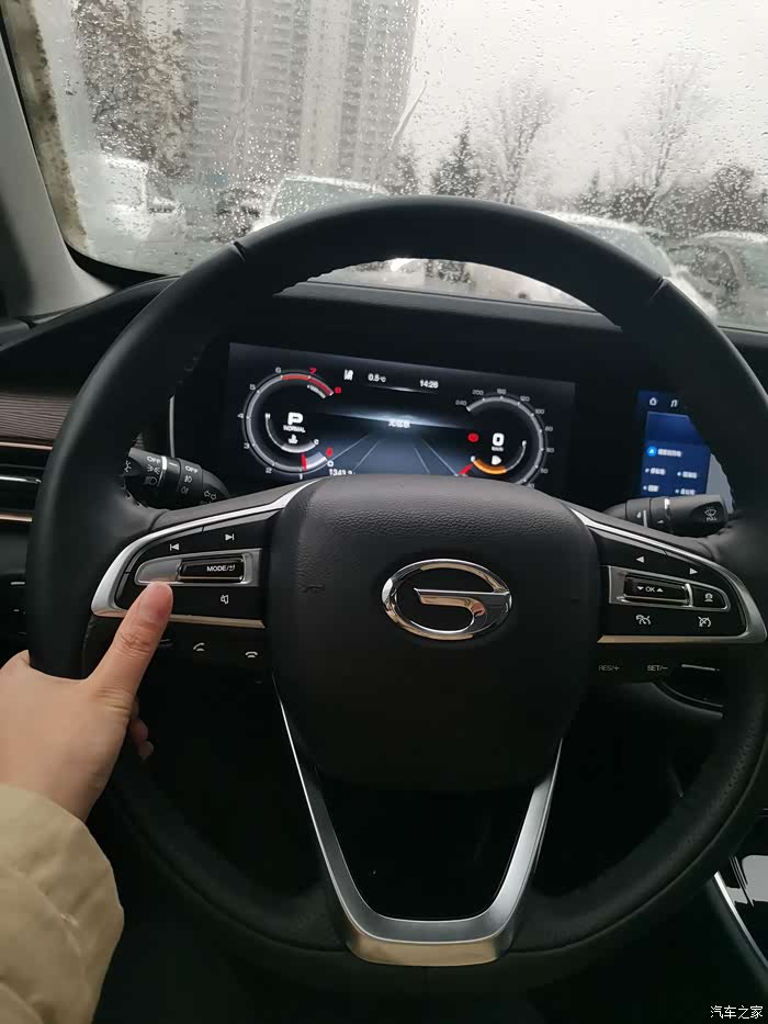 一手扶着方向盘一手拍照