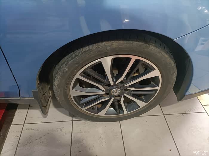 18款启辰d60保养作业更换前轮轮胎