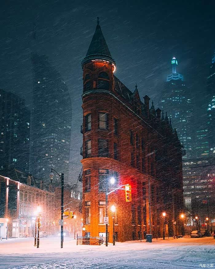 雪夜中的城市街头,冷清但很美!