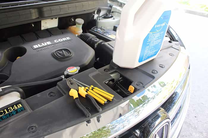 给我的爱车长安cs35添加冷冻液