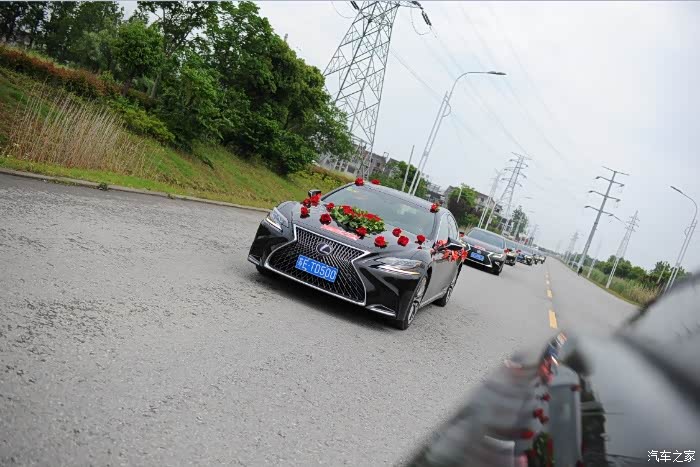 低调的新婚车队!重庆雷克萨斯婚车集结!