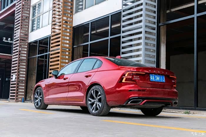 沃尔沃的轿跑真不错挺时尚的