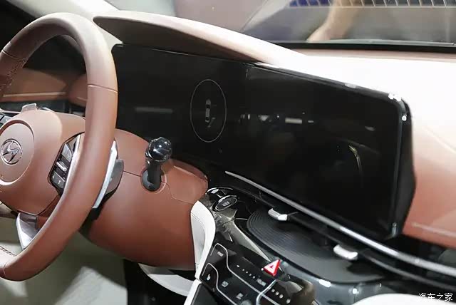 中控台采用了偏向驾驶员一侧的环抱式设计