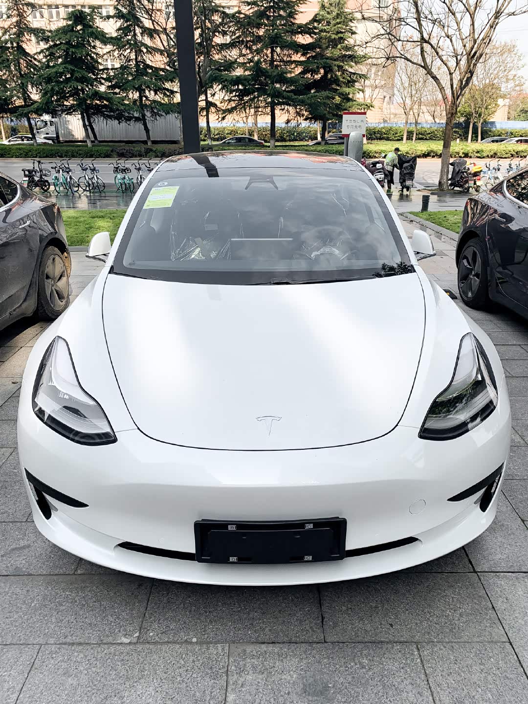 白色的特斯拉model3,看着很舒服!