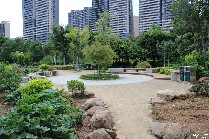 安逸生活,小区广场散心游.