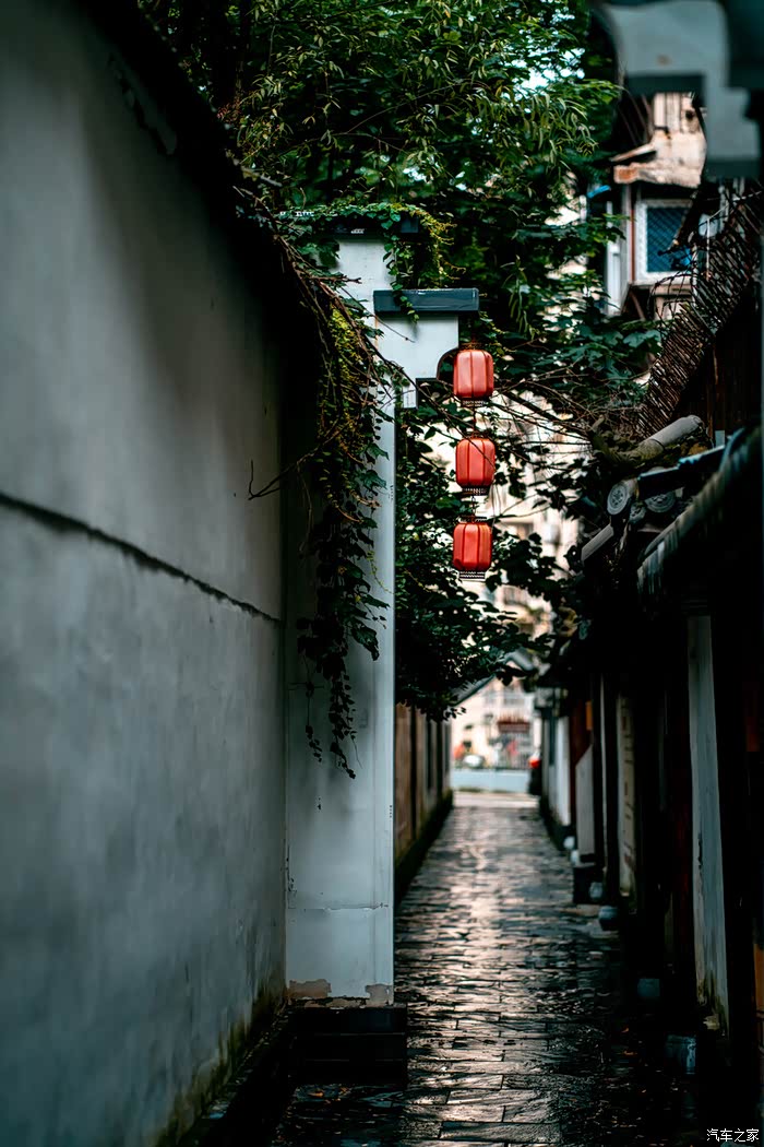 老家雨后老巷子
