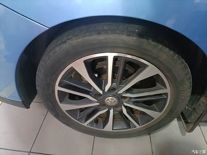 18款启辰d60保养作业更换前轮轮胎