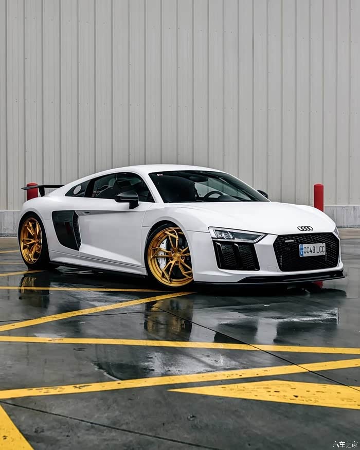 奥迪r8v10plus穿上了金色风火轮