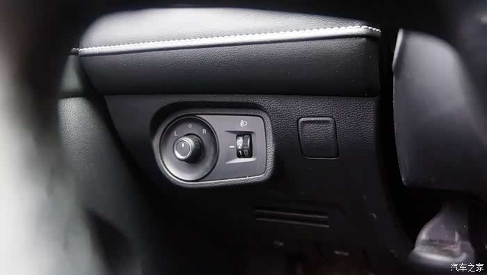 荣威ei5的内饰也是非常贴心,有许多调节按钮,等过几天研究一下再杆哌