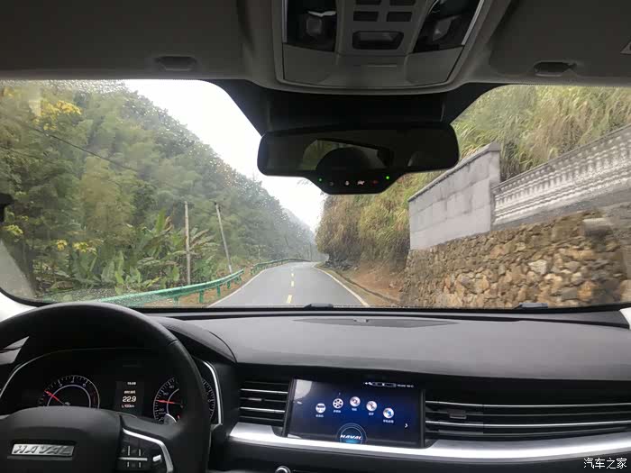 盘山公路上,沥青路面非常干净,驾着车行驶在路上欣赏公路两旁郁郁葱葱